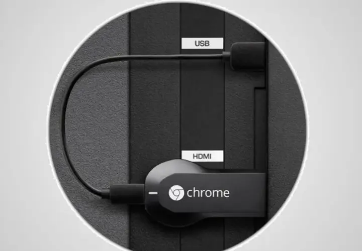 Chromecast podłączony do portu HDMI i USB telewizora Samsung.