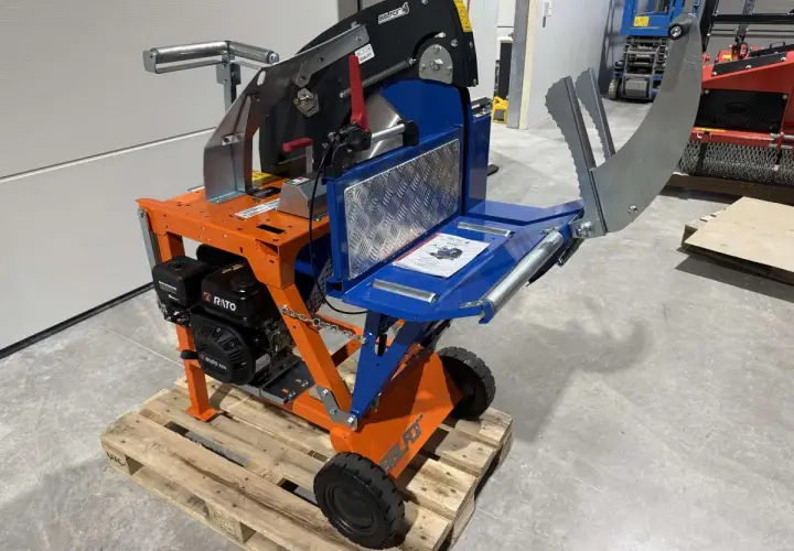 Wippsäge mit Benzinmotor und Förderband, bereit für den Holzeinschlag.