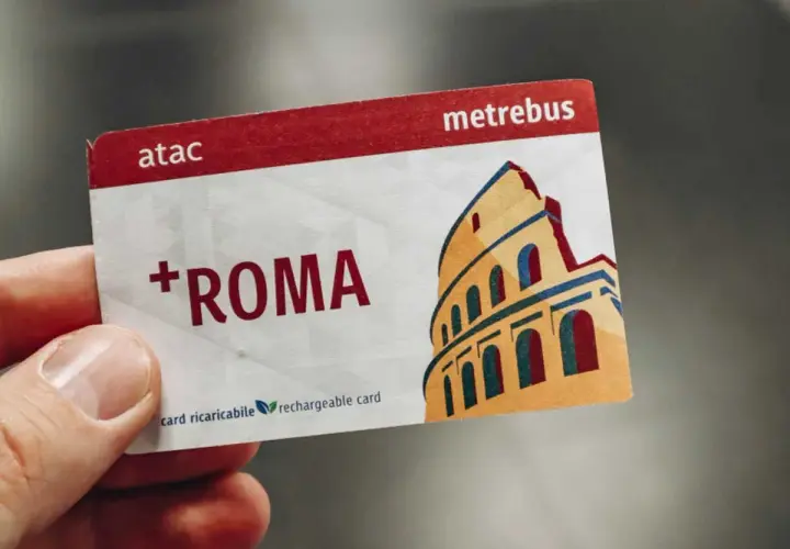 Carta Metrebus ATAC Roma con il Colosseo stilizzato. Ottima per conoscere il prezzo metro e muoversi in città.