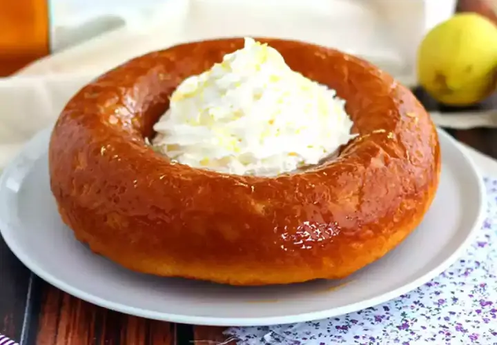Babà soffice e dorato, pronto per essere gustato. Una ricetta perfetta per un dolce al cucchiaio.