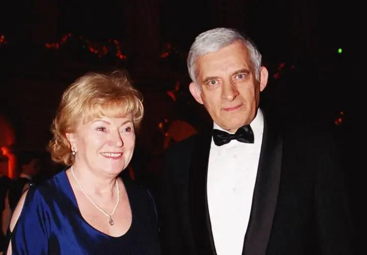 Jerzy Buzek z żoną Jolantą na eleganckim przyjęciu.