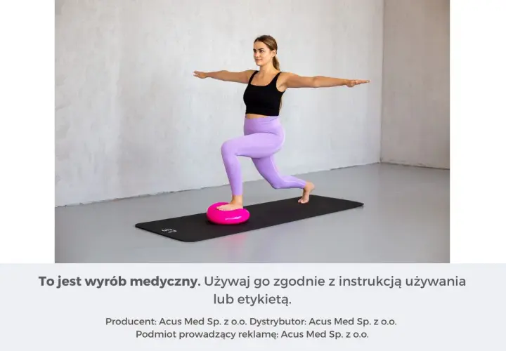 Kobieta wykonuje ćwiczenia na poduszce sensorycznej, balansując w pozycji wykroku.