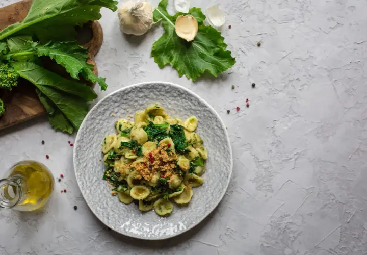 Orecchiette z zielonymi warzywami i okruszkami. Prosty orecchiette przepis na pyszny obiad.