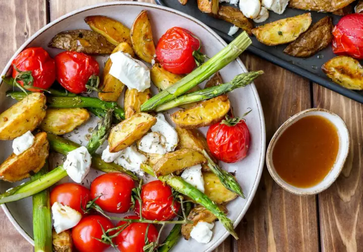 Geröstete Kartoffelspalten, Kirschtomaten und grüner Spargel mit Feta. Ein köstliches Gericht, das sich gut für Spargel Rezepte eignet.