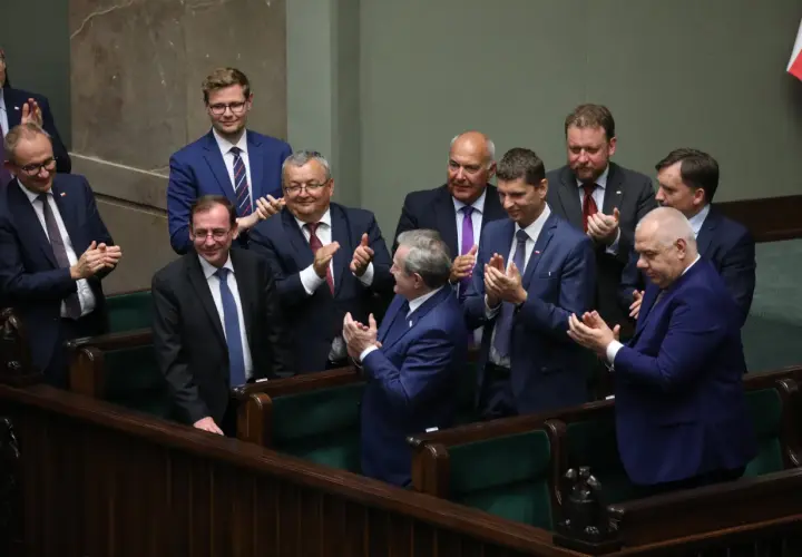 Posłowie klaszczą, świętując uchwalenie ustawy o bezkarności urzędników.