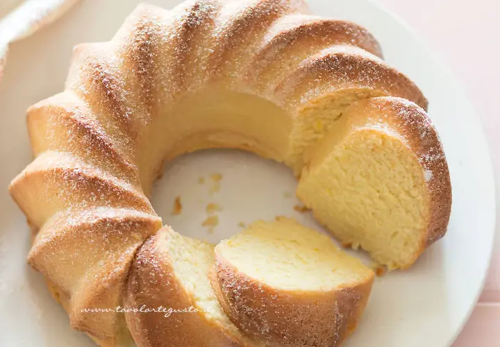 Una torta semplice, soffice e profumata, con una forma a ciambella e una spolverata di zucchero a velo. Perfetta per la colazione o la merenda.