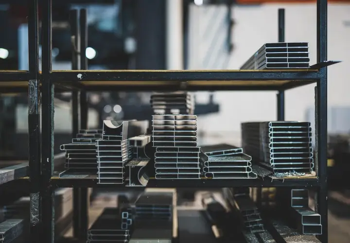 Półki z profilami aluminiowymi. Warto wiedzieć, jak odróżnić żeliwo od stali, bo materiały te mają różne zastosowania.