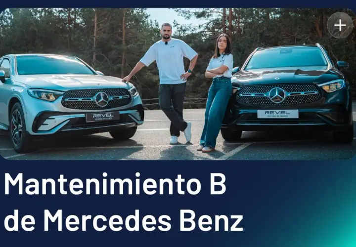 Dos personas posan junto a dos Mercedes Benz plateado y negro. El texto indica "Mantenimiento B de Mercedes Benz".