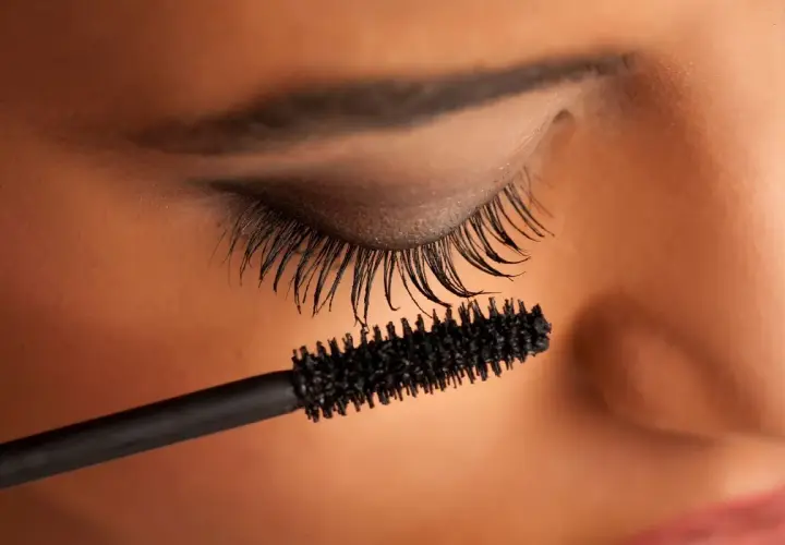 Närbild på öga där mascara appliceras. Få tips för perfekt mascara!