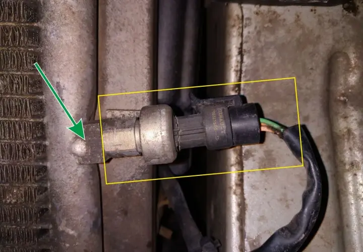 Czujnik ciśnienia klimatyzacji Renault, potencjalna przyczyna błędu DTC P0530.