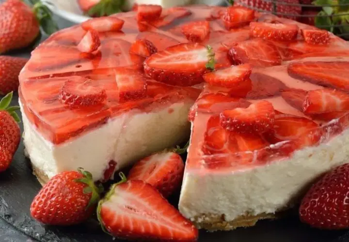 Sernik na zimno: Ile galaretek na 1 kg sera? Znam złoty trik!