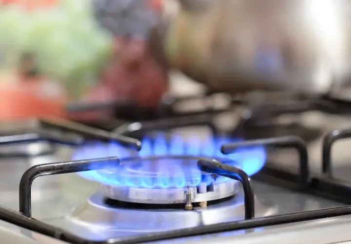 La llama azul de una estufa de butano arde intensamente. Es importante recordar que son peligrosas las estufas de butano si no se usan con precaución.