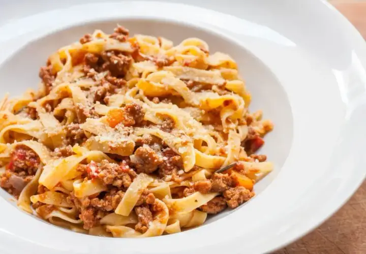 Tagliatelle z bogatym ragout, posypane parmezanem. Idealny przepis na obiad.