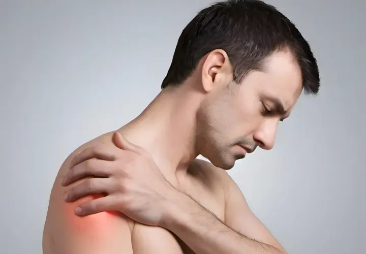 Mann mit schmerzender Schulter, die auf eine Frozen Shoulder hindeutet. Osteopathie kann hier Linderung verschaffen.