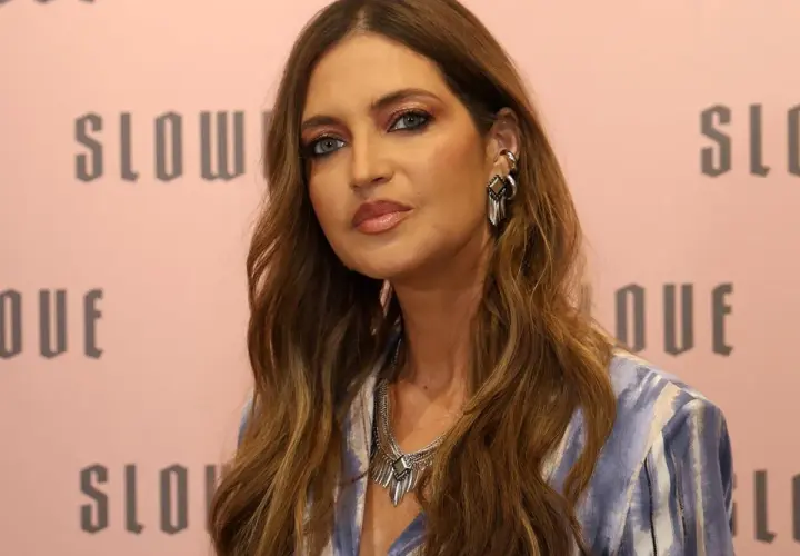 Sara Carbonero, con su mirada intensa y maquillaje llamativo, luce un collar plateado y pendientes geométricos. ¿Qué le ha pasado a Sara Carbonero para lucir así?