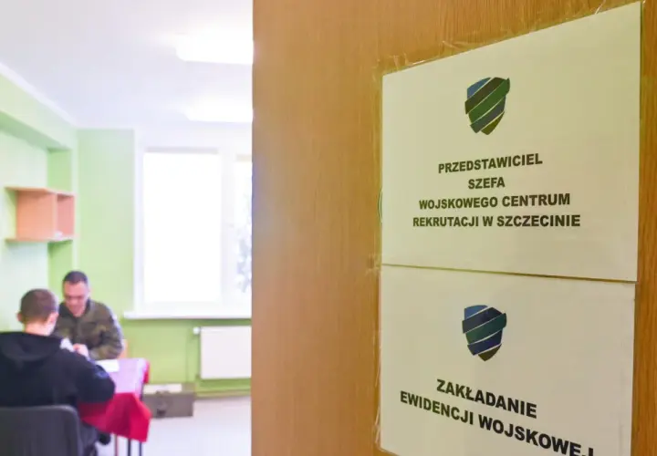 Wojewódzkie Centrum Rekrutacji w Szczecinie. Młody mężczyzna przechodzi kwalifikację wojskową, siedząc naprzeciwko urzędnika.