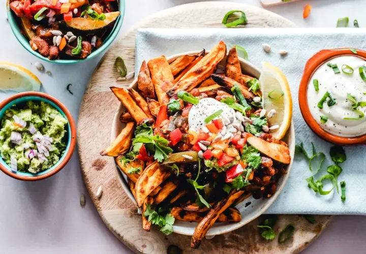 Pyszne frytki z batatów z salsą i guacamole. Idealne danie, gdy masz za wysokie triglicerydy, ale chcesz zjeść coś smacznego.