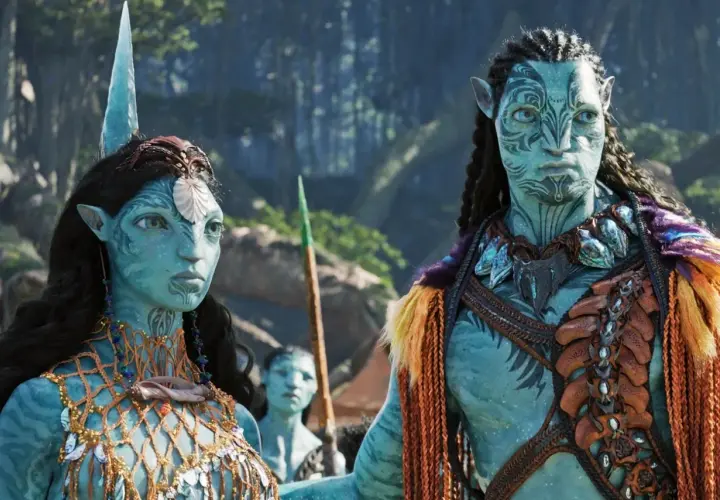 Neytiri i Jake w strojach Na'vi, czekają na premierę Avatar 3. Ich twarze zdobią plemienne wzory, a w tle widać fragmenty pandoriańskiego lasu.
