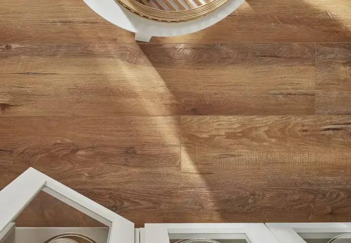 Drewnopodobne panele laminowane czy winylowe tworzą ciepłą podłogę. Białe meble i kosz dodają lekkości.
