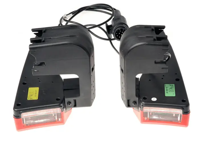 Zwei schwarze Rückleuchten mit Kabel und Stecker auf weißem Hintergrund.