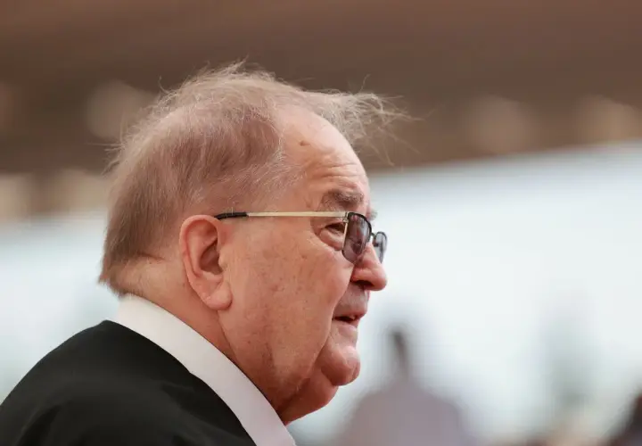 Portret starszego mężczyzny w okularach, z siwiejącymi włosami. To ksiądz Rydzyk, znany duchowny.