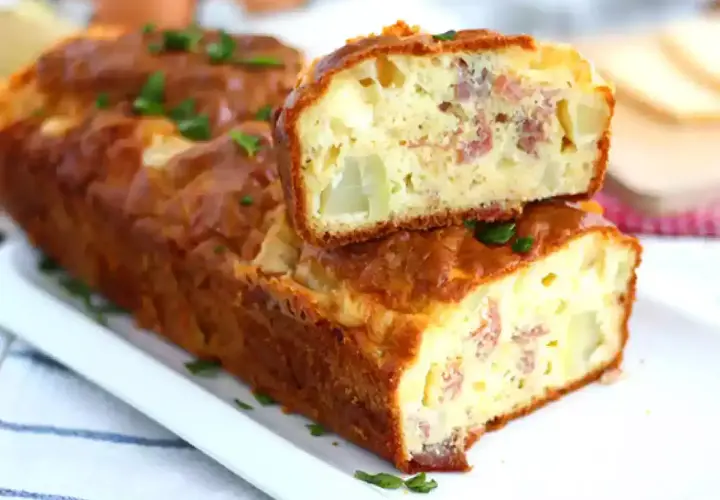 Savoureux cake salé, parfait pour savoir que faire avec des restes de fromage à raclette. Il est garni de lardons et de pommes de terre.