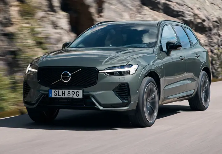 Volvo XC60 gris oscuro en carretera. Descubre qué motor monta el Volvo XC60 y su diseño moderno.