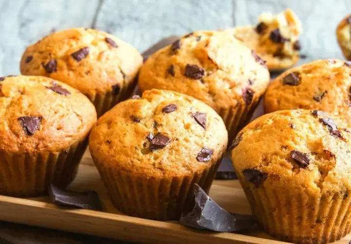 Puszyste muffinki z kawałkami czekolady, idealne na każdy przepis na wilgotne i puszyste muffinki.