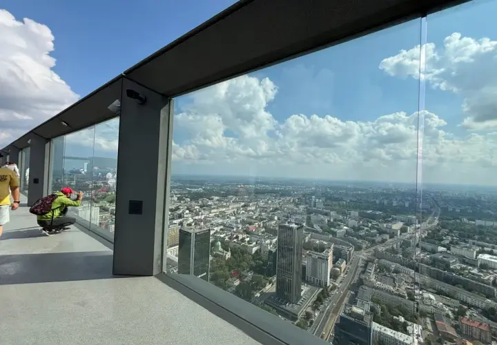 Widok z tarasu widokowego Varso Tower na panoramę Warszawy.