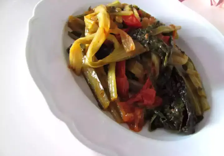 Cicoria in padella con pomodoro, un contorno saporito e salutare, pronto per essere gustato.
