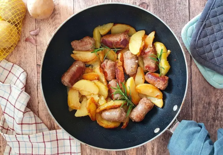 Salsiccia e patate in padella, un piatto rustico e saporito, con rosmarino fresco.