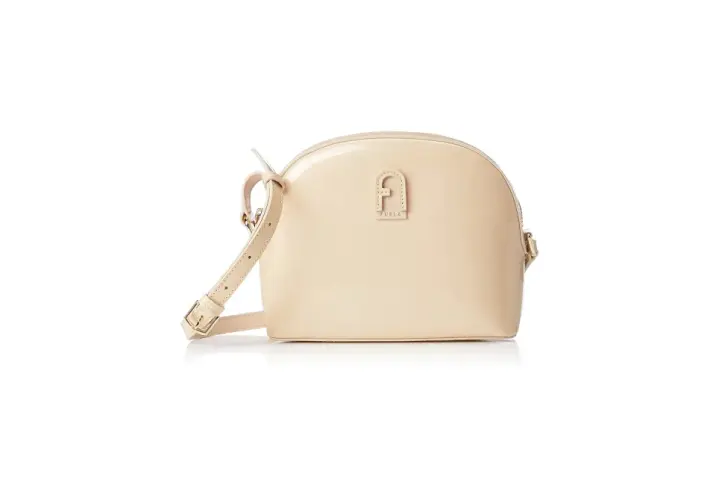 Beżowa torebka na ramię marki Furla, z charakterystycznym logo. Furla to włoska marka znana z eleganckich akcesoriów.