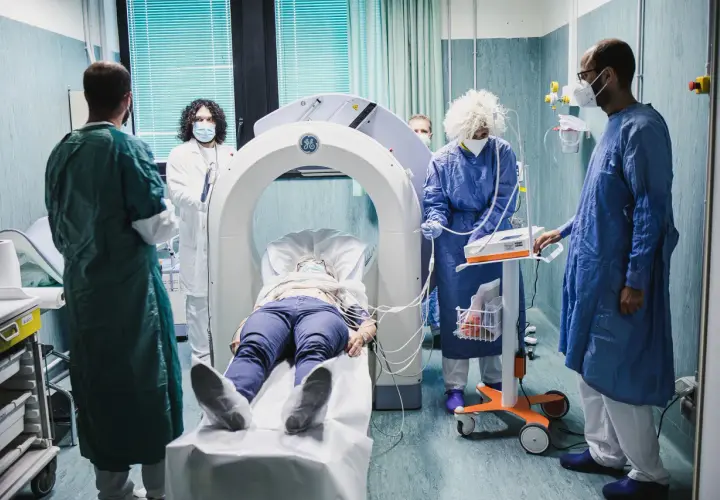 Personale medico in sala PET, un ambiente dove la dedizione del medico nucleare stipendio è fondamentale per la salute.