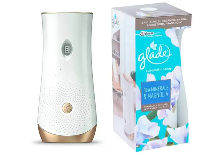 Dispensador Glade automático Sea Minerals & Magnolia. Su diseño permite que los olores suban o bajen, creando un ambiente acogedor.