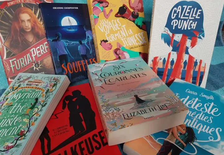 Pile de livres pour adolescents aux couvertures colorées et intrigantes, prêts à emporter les jeunes lecteurs dans des aventures fantastiques.