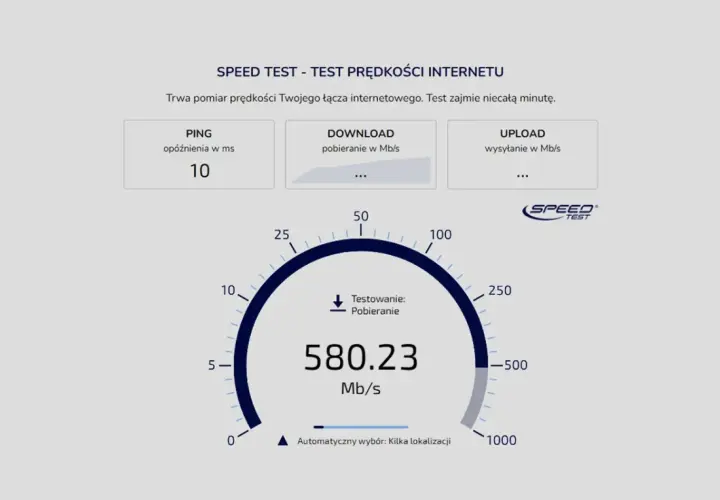 Wynik testu prędkości internetu: pobieranie 580.23 Mb/s, ping 10 ms.