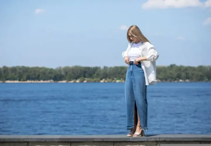 Długa koszula: jak nosić stylowo? Praktyczne porady i inspiracje