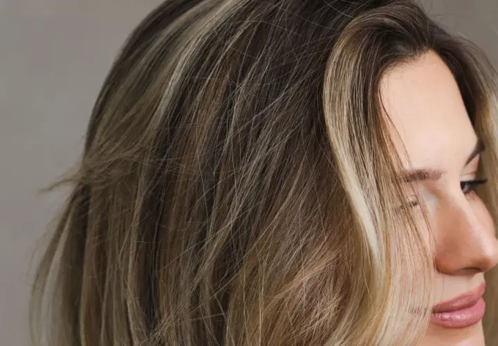 Mechas melting en cabello rubio y castaño, creando un efecto degradado natural.
