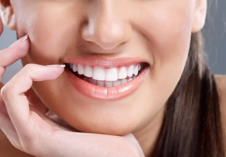 Sorriso smagliante, ma cosa non fare dopo la pulizia dei denti? Evita cibi e bevande coloranti per mantenere il bianco.