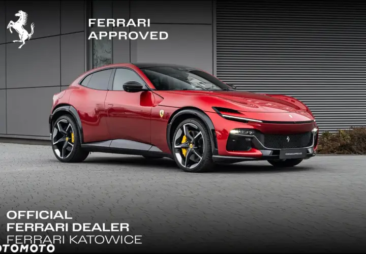 Czerwony Ferrari Purosangue, luksusowy SUV, prezentuje się dumnie przed budynkiem dealera.