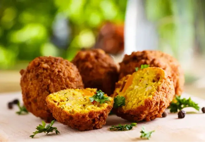 Falafel kebab co to? Odkryj smaki i korzyści wegetariańskiej alternatywy