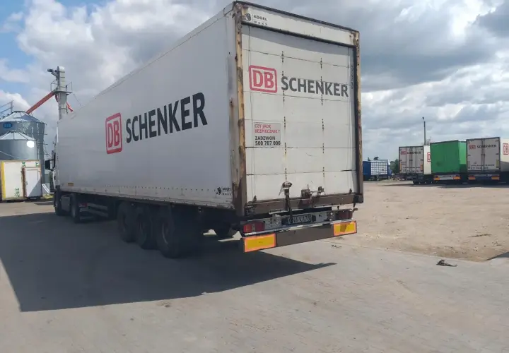 Koffer naczepa co to jest - poznaj jej zalety i zastosowania w transporcie