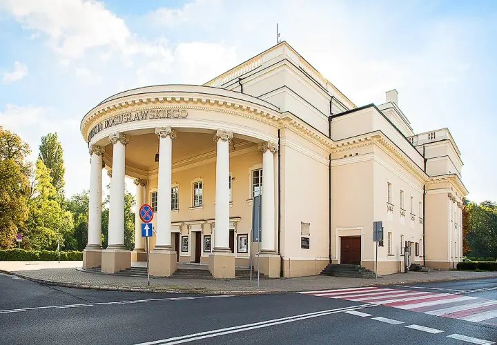 Teatr im. Wojciecha Bogusławskiego w Kaliszu, z charakterystycznym portykiem i kolumnami, zaprasza na spektakle.