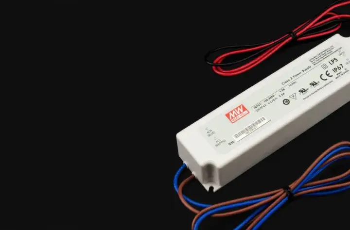 Zasilacz LED z wyjściem +24V 2.5A. Pozwala obliczyć, ile prądu pobiera 1m taśmy led.
