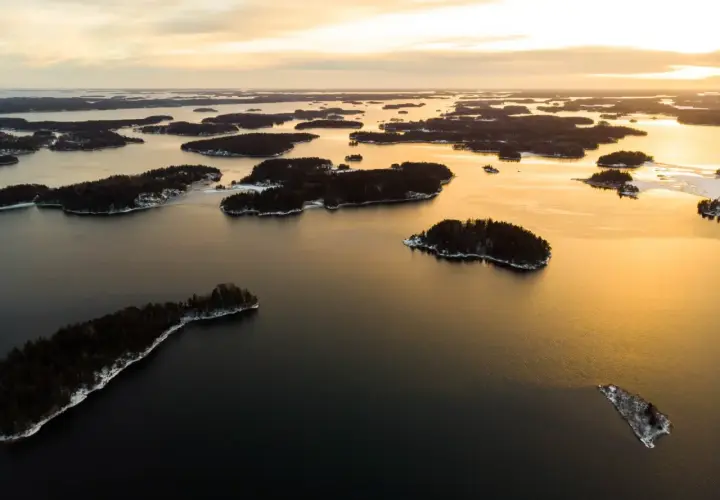 Krajobraz archipelagu z licznymi wyspami pokrytymi śniegiem. To widok, który może sugerować, który kraj ma najwięcej wysp.