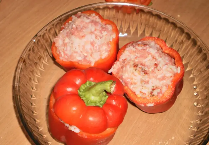 Papryka faszerowana mięsem mielonym i ryżem, gotowa do zapieczenia w piekarniku.