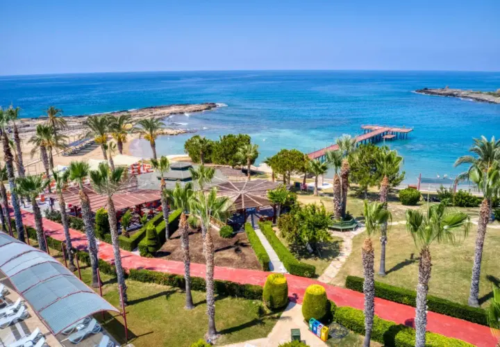 Rajska plaża w Incekum, Turcja, z palmami, molo i turkusowym morzem. Idealne miejsce na wakacje.