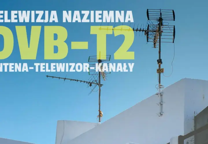 Dwie anteny telewizyjne na tle błękitnego nieba, symbolizujące naziemną telewizję DVB-T2.