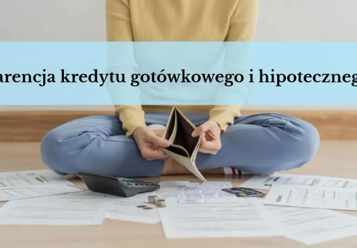 Osoba z pustym portfelem i rachunkami zastanawia się, karencja co to. Kalkulator i monety sugerują problemy finansowe.