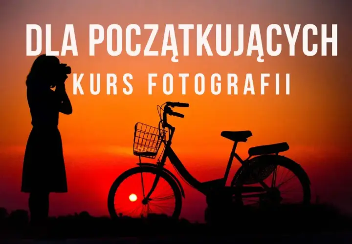 Sylwetka kobiety z aparatem i rower z koszykiem na tle zachodzącego słońca. Zapraszamy na kurs fotografii dla początkujących.